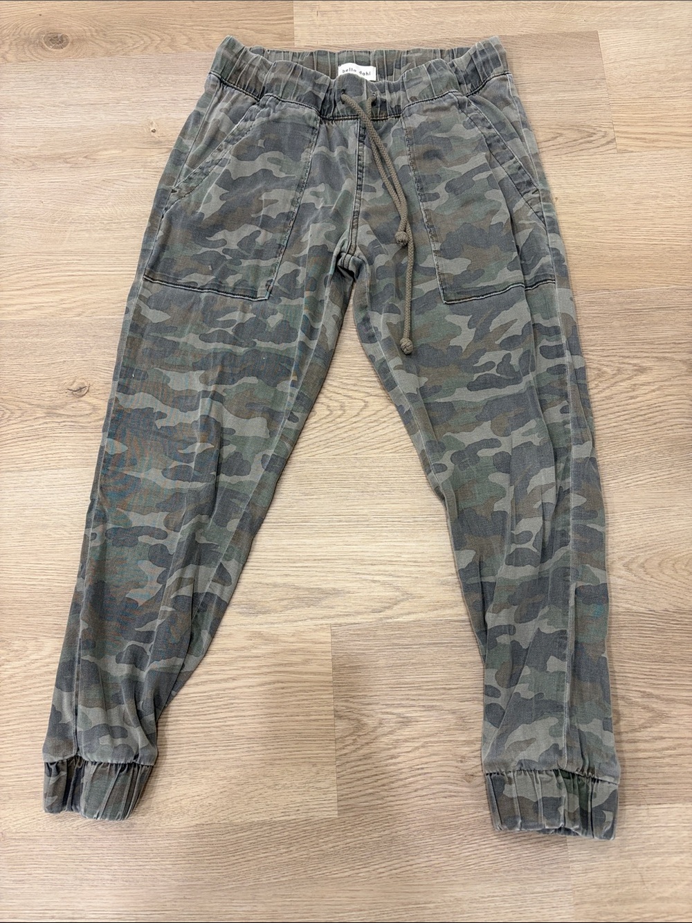 Bella Dahl Camo Drawstring Joggers in Olive & Khaki